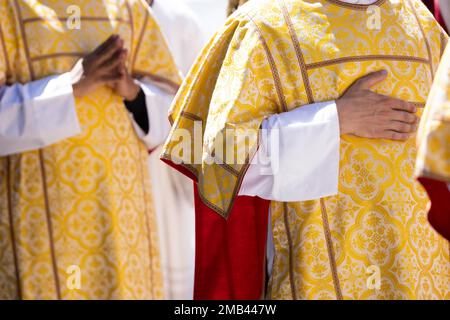 Durante la processione del Corpus Christi, Colonia, Renania settentrionale-Vestfalia, Germania, pregano i ragazzi d'altare con le mani piegate Foto Stock