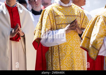 Durante la processione del Corpus Christi, Colonia, Renania settentrionale-Vestfalia, Germania, pregano i ragazzi d'altare con le mani piegate Foto Stock