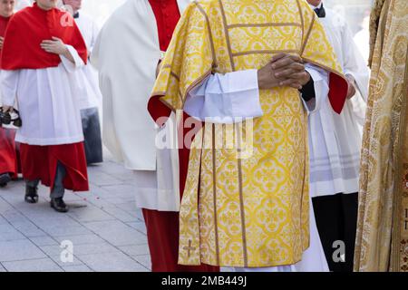 Durante la processione del Corpus Christi, Colonia, Renania settentrionale-Vestfalia, Germania, pregano i ragazzi d'altare con le mani piegate Foto Stock