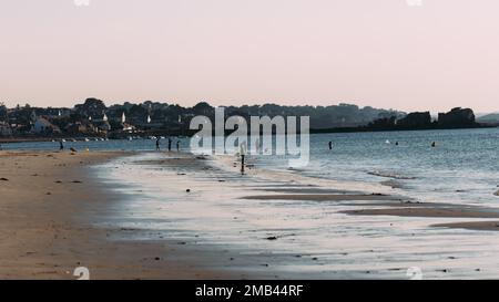 Port Blanc spiaggia alla luce del mattino Foto Stock