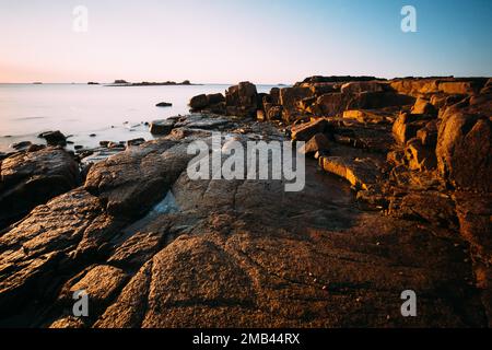 Rocce sulla spiaggia di Port Blanc nella luce del mattino, Bretagna, Francia Foto Stock