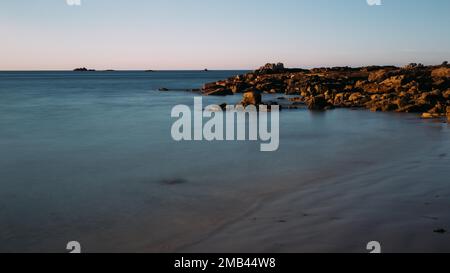 Port Blanc spiaggia alla luce del mattino Foto Stock