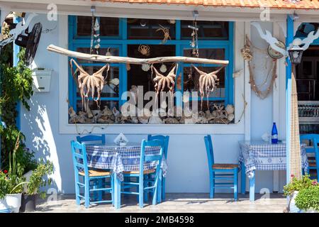 Polpi appena pescati sdraiati al sole fuori di una tradizionale taverna greca di pesce, nel villaggio di Plomari, isola di Lesbo, Grecia, Europa. Foto Stock