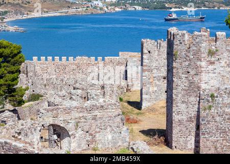 Vista parziale del castello medievale di Mytilene, sull'isola di Lesvos, Grecia, Europa. Il forte fu costruito in epoca bizantina (su resti più antichi) Foto Stock