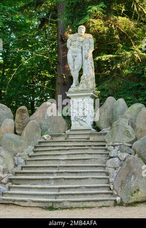 Statua di Ercole nell'Azalea e Rhodododendron Park Kromlau, Gablenz, Sassonia, Germania Foto Stock