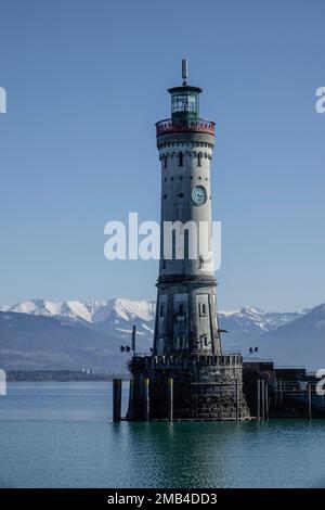 Nuovo faro all'ingresso del porto, montagne innevate sullo sfondo, Lindau am Lago di Costanza, Swabia, Baviera, Germania Foto Stock