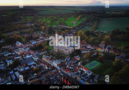 Una vista drone della Cattedrale di Norwich circondata dal verde nella luce del giorno in Inghilterra Foto Stock