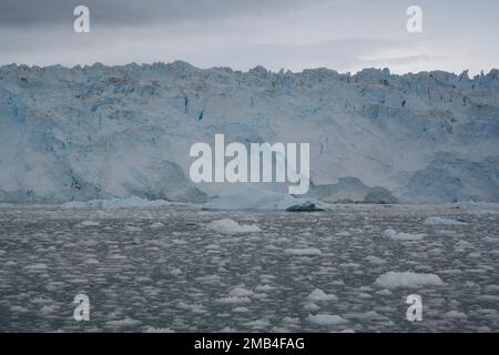 Ghiacciaio di Eqi e ghiaccio di deriva in Groenlandia Foto Stock