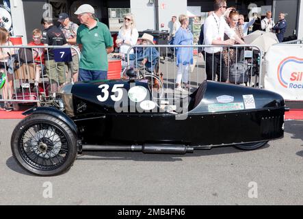 Vista laterale di sue Darbyshire's Black, 1929, Morgan Super Aero, nel National Paddock al Silverstone Classic 2022 Foto Stock