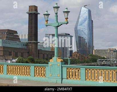 Lampione sul Southwark Bridge, il camino del Tate Modern Museum, un blocco a torre di Blackfriars o il Beer Gut, 1 Blackfriars Road, Southwark, Londra Foto Stock