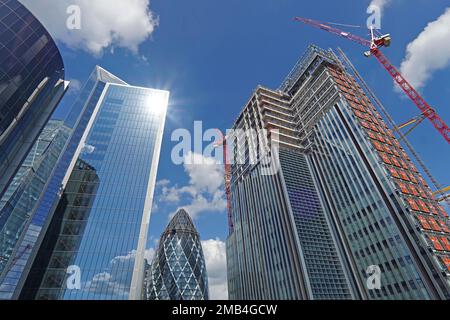 Grattacieli che si innalzano nel cielo, il Gherkin a 30 St Mary Axe, Gosham City in costruzione a 40 Leadenhall Street, lo Scalpel a 52 Lime Foto Stock
