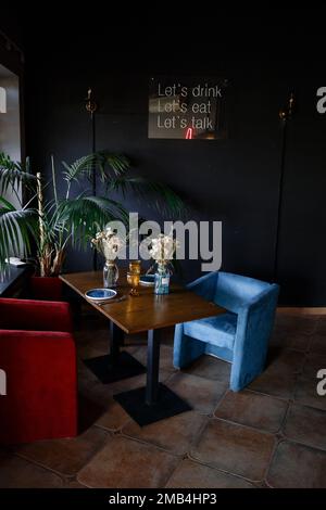 cafe Interior Layout in stile loft in colori scuri open space vista interna di vari caffè Benvenuto open bar sfondo. Foto di alta qualità Foto Stock