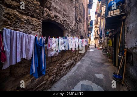 Vicolo stretto di Palermo con lavanderia appesa. Foto Stock