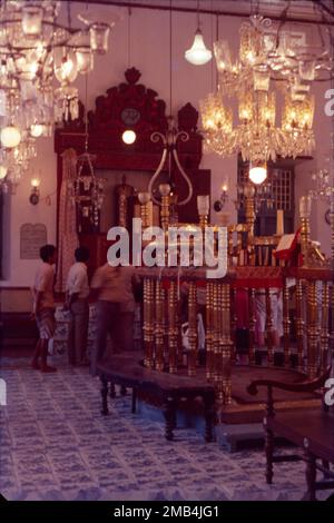 La Sinagoga di Paradesi, nota anche come Sinagoga ebraica di Cochin, è una sinagoga situata a Mattancherry Jew Town, un sobborgo della città di Kochi, Kerala, in India. Fu costruita nel 1568 d.C. da Samuel Castiel, David Belila e Joseph Levi per la fiorente comunità ebraica di Paradesi a Kochi. La sinagoga di Paradesi o la sinagoga ebrea è la più antica del Commonwealth, costruita dalla comunità ebraica di Cochin. Foto Stock