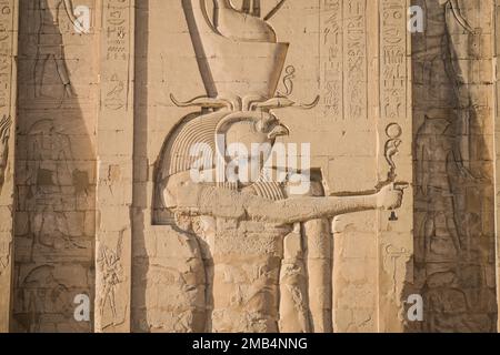 Rilievo del dio principale del tempio Hor-Behdeti (Horus di Edfu) sul pilone, Tempio di Horus, Edfu, Egitto Foto Stock