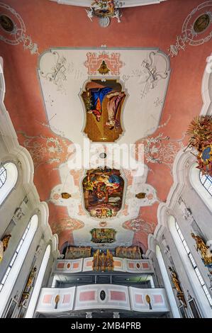 Soppalco d'organo e affreschi d'angolo, St. Stephan's Church, Rettenberg, Allgaeu, Baviera, Germania Foto Stock