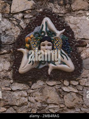 Trinacria su una parete, simbolo della Sicilia, ceramica, Taormina, Sicilia, Italia Foto Stock