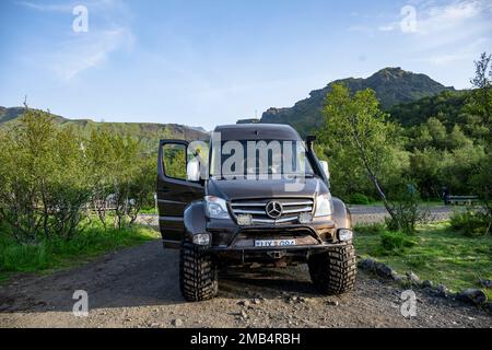 Superjeep, grande 4x4 auto, Basar campeggio nelle Highlands islandesi, Porsmoerk, Suourland, Islanda Foto Stock