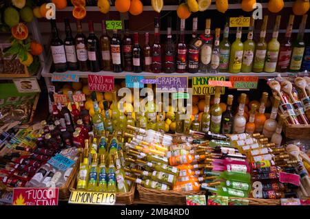 Negozio, specialità siciliane, liquori, limoncello, grappa, Liquore al pistacchio, marsala, gin, Taormina, Sicilia, Italia Foto Stock