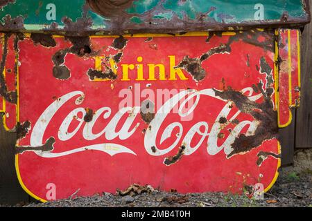 Vintage drink Coca Cola segno di pubblicità di fronte al legno tavolame capannone, Quebec, Canada Foto Stock