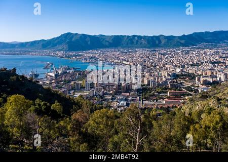 Veduta aerea della città dal Monte Pellegrino con molte case e il porto di Palermo, Porto di Palermo. Foto Stock