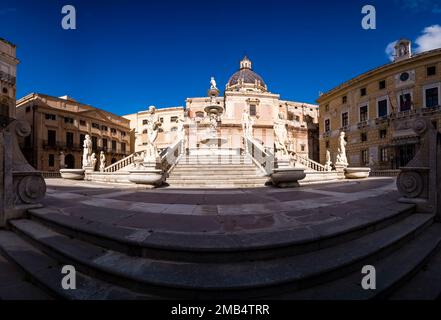 La Fontana Pretoriana, Fontana Pretoria, è una fontana monumentale situata in Piazza Pretoria, alle spalle della chiesa di Santa Caterina d'Alessandria. Foto Stock