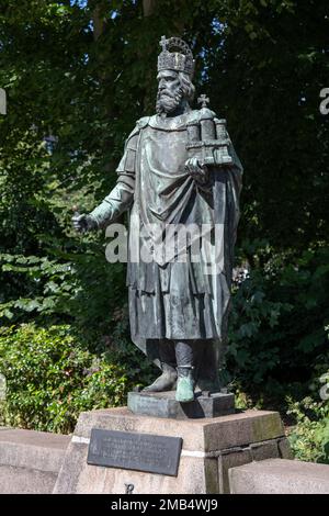 Figura dell'imperatore Carlo Magno (768-814) davanti al piccolo Michel di Engelbert Joseph Peiffer (1830-1896), Amburgo, Germania Foto Stock