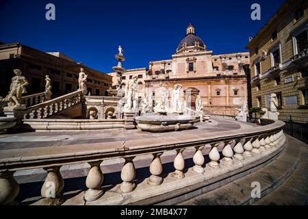 La Fontana Pretoriana, Fontana Pretoria, è una fontana monumentale situata in Piazza Pretoria, alle spalle della chiesa di Santa Caterina d'Alessandria. Foto Stock