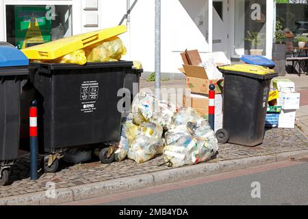 Sacchetti gialli e contenitori gialli per rifiuti in plastica in piedi per strada, separazione dei rifiuti, Germania Foto Stock