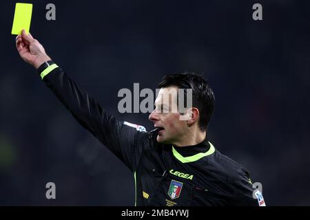 Ivano Pezzuto, arbitro ufficiale, presenta il cartellino giallo durante la partita di calcio della Coppa Italia tra Juventus FC e AC Monza allo Stadio Allianz il 19 gennaio 2023 a Torino. Credit: Marco Canoniero/Alamy Live News Foto Stock