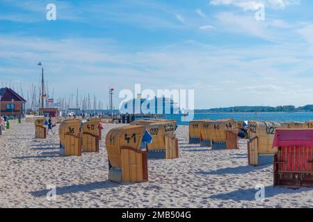 Località baltica Laboe, spiaggia, sedie a sdraio, nave da crociera Costa Fascinosa, porto turistico, estate, cielo blu, quartiere di Ploen, Kiel Fjord, Schleswig-Holstein Foto Stock