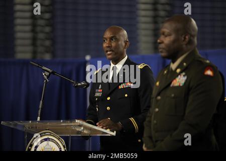 CW3 Sherry D Mitchell e il CSM Juan J Mitchell festeggiano il ritiro dalla Guardia Nazionale DC il 12 giugno 2022, presso l'Armeria della Guardia Nazionale DC dopo 70 anni di servizio combinato. Foto Stock