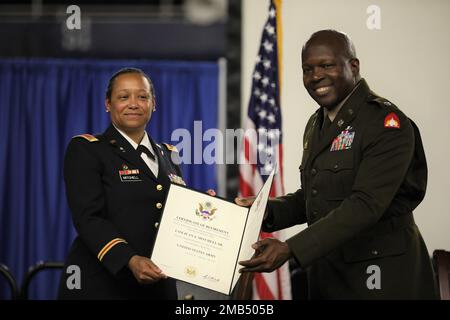 CW3 Sherry D Mitchell e il CSM Juan J Mitchell festeggiano il ritiro dalla Guardia Nazionale DC il 12 giugno 2022, presso l'Armeria della Guardia Nazionale DC dopo 70 anni di servizio combinato. Foto Stock