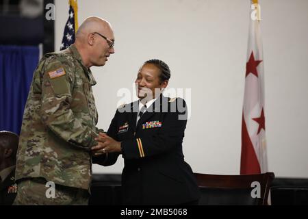 CW3 Sherry D Mitchell e il CSM Juan J Mitchell festeggiano il ritiro dalla Guardia Nazionale DC il 12 giugno 2022, presso l'Armeria della Guardia Nazionale DC dopo 70 anni di servizio combinato. Foto Stock