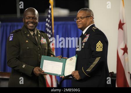 CW3 Sherry D Mitchell e il CSM Juan J Mitchell festeggiano il ritiro dalla Guardia Nazionale DC il 12 giugno 2022, presso l'Armeria della Guardia Nazionale DC dopo 70 anni di servizio combinato. Foto Stock