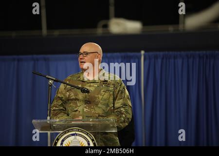 CW3 Sherry D Mitchell e il CSM Juan J Mitchell festeggiano il ritiro dalla Guardia Nazionale DC il 12 giugno 2022, presso l'Armeria della Guardia Nazionale DC dopo 70 anni di servizio combinato. Foto Stock