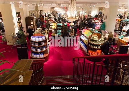 Le persone fanno shopping nel famoso grande magazzino Fortnum & Mason a Piccadilly, LONDRA, Inghilterra Foto Stock