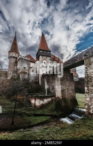 Castelul Corvinilor gotico con ponte in Hunedoara Transilvania Foto Stock