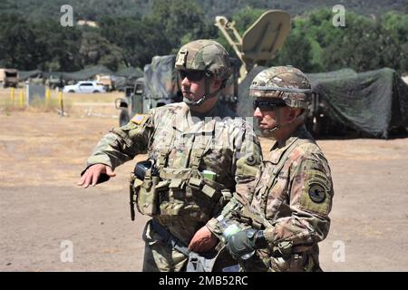 Anthony Ely (a sinistra), comandante, 653rd Regional Support Group, discute i metodi di accoglienza, staging, onward Movement and Integration (RSOI) utilizzati dal RSG 653rd al Gen. Miguel Castellanos, comandante generale, 84th Training Command, Giugno 12, Fort Hunter Liggett, Cal. Castellanos ha visitato il 653rd RSG mentre continuano a sostenere le operazioni al Combat Support Training Exercise (CSTX) 22. Il CSTX è un esercizio congiunto che prepara le unità per le implementazioni operative in tutto il mondo. Foto Stock