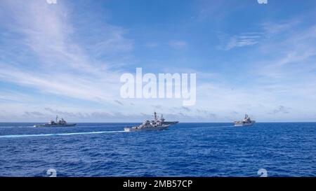 MARE FILIPPINO (12 giugno 2022) da sinistra a destra, l'incrociatore missilistico guidato USS Antietam di classe Ticonderoga (CG 54), la portaerei di classe Nimitz USS Ronald Reagan (CVN 76), il cacciatorpediniere missile guidato di classe Arleigh Burke USS Benfold (DDG 65), la nave d'assalto anfibio di classe America (LUSS 7) E il cacciatorpediniere missilistico guidato di classe Arleigh Burke USS Spruance (DDG 111) naviga in formazione durante Valiant Shield 2022 (VS22). VS22 è un'esercitazione biennale di formazione sul campo (FTX), riservata agli Stati Uniti, incentrata sull'integrazione della formazione congiunta in un ambiente multi-dominio. Questo corso di formazione si sviluppa in modo reale- Foto Stock