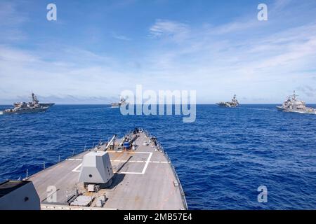 MARE FILIPPINO (12 giugno 2022) da sinistra a destra, la portaerei di classe Nimitz USS Ronald Reagan (CVN 76), il cacciatorpediniere missilistico guidato di classe Arleigh Burke USS Benfold (DDG 65), la nave d'assalto anfibio di classe americana USS Tripoli (LHA 7), la cacciatorpediniere missile guidato di classe Arleigh Burke (DUSS Spruance), DG 111) La portaerei di classe Nimitz USS Abraham Lincoln (CVN 72) e l'incrociatore missilistico guidato di classe Ticonderoga USS Mobile Bay (CG 53) navigano in formazione durante Valiant Shield 2022 (VS22). VS22 è un'esercitazione biennale di formazione sul campo (FTX), riservata agli Stati Uniti, focalizzata sull'integrazione di joint Foto Stock