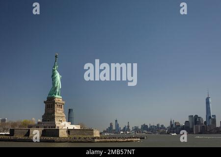 Statua della libertà con lo skyline di Manhattan sullo sfondo, New York Foto Stock