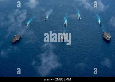 220612-N-DW158-1155 I velivoli DEL MARE FILIPPINO (12 giugno 2022) della Carrier Air Wing 9 volano in formazione sopra l'unica portaerei della Marina degli Stati Uniti USS Ronald Reagan (CVN 76), e USS Abraham Lincoln (CVN 72), e USS Tripoli (LHA 7), durante il Valiant Shield 2022 (VS22). VS22 è un'esercitazione biennale di formazione sul campo (FTX), riservata agli Stati Uniti, incentrata sull'integrazione della formazione congiunta in un ambiente multi-dominio. Questa formazione sviluppa una competenza reale nel sostenere le forze congiunte attraverso il rilevamento, la localizzazione, il tracciamento e l'impegno delle unità in mare, in aria, a terra e. Foto Stock