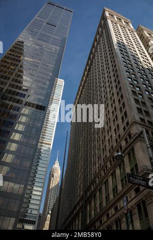 Vista ad angolo basso di alcuni grattacieli di Manhattan, New York Foto Stock
