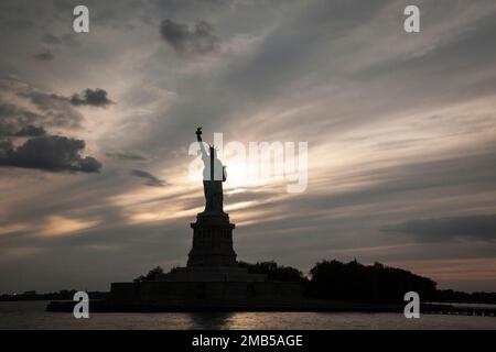 Silhouette della Statua della libertà al crepuscolo, New York Foto Stock