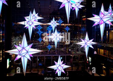 Decorazioni natalizie nei negozi di Columbus Circle, New York Foto Stock