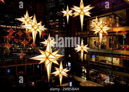 Decorazioni natalizie nei negozi di Columbus Circle, New York Foto Stock