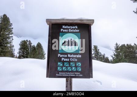 Funes, Bolzano, Alto Adige, Italia. Segno del Parco Naturale Puez Odle. Parco Naturale Puez Geisler. Parco Naturale di montagna, Dolomiti Foto Stock