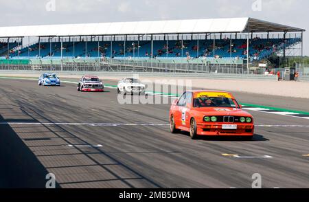 Corse in gara durante il Tony Dron Memorial Trophy per MRL Historic Touring Cars, al Silverstone Classic 2022 Foto Stock