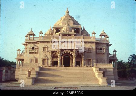 Swaminarayan Akshardham a Gandhinagar, Gujarat, India è un grande complesso di templi indù ispirato da Yogiji Maharaj, il quarto successore spirituale di Swaminarayan, e creato da Pramukh Swami Maharaj, il quinto successore spirituale di Swaminarayan secondo la denominazione BAPS dell'induismo Swaminarayan. Foto Stock